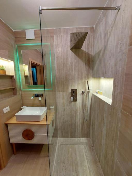 Frequency 286 Tirane Apartment Luaran gambar